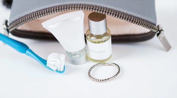 Les indispensables d'une trousse de toilette pour avion
